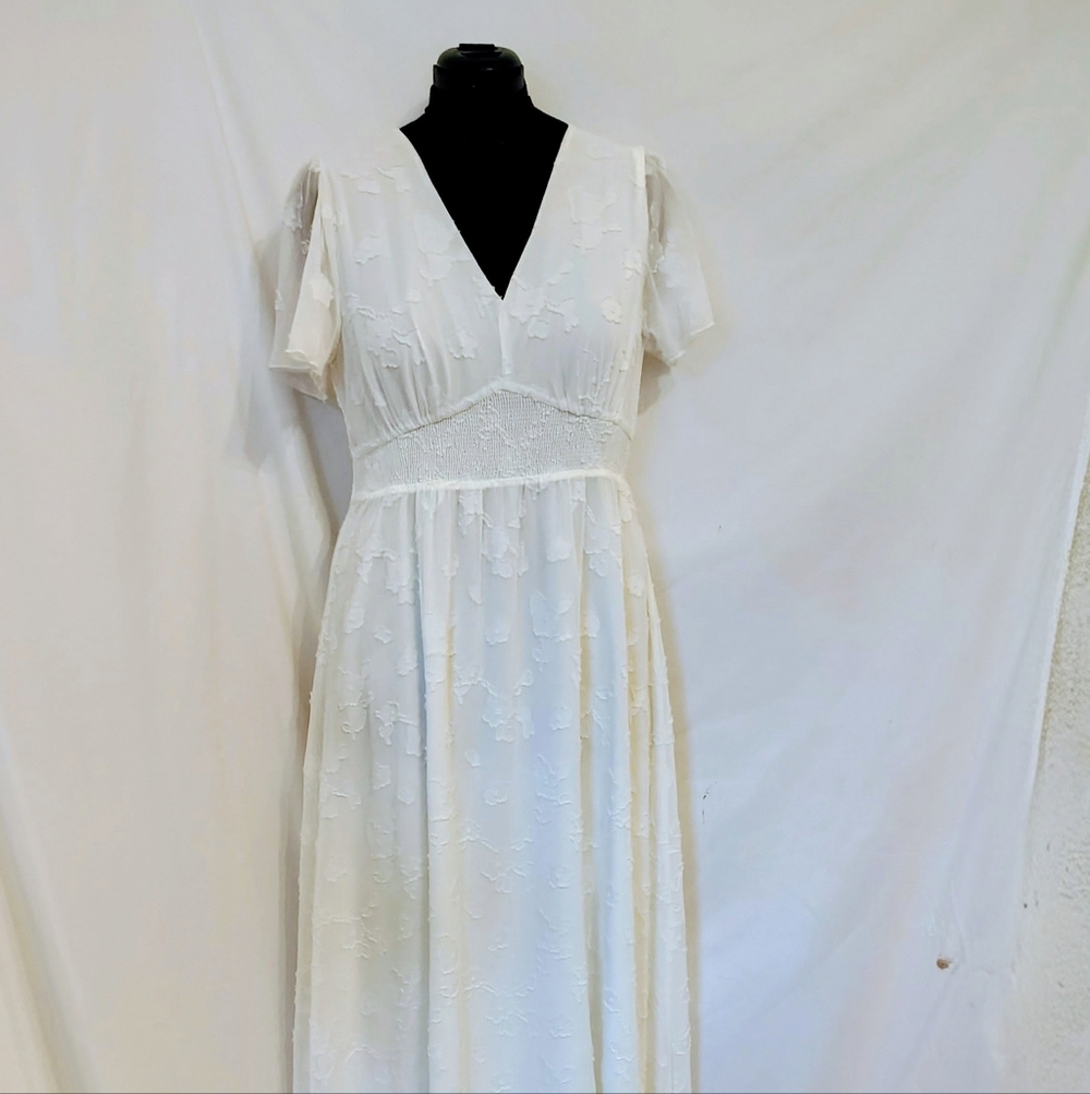 Elegant White Maxi Dress with Delicate Texture